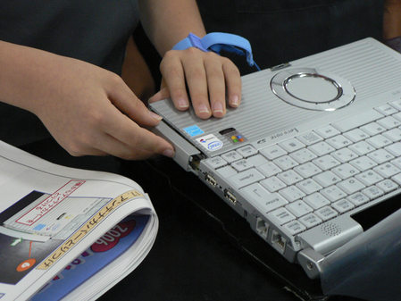 日本学生亲手组装松下笔记本，体验科技制造之美